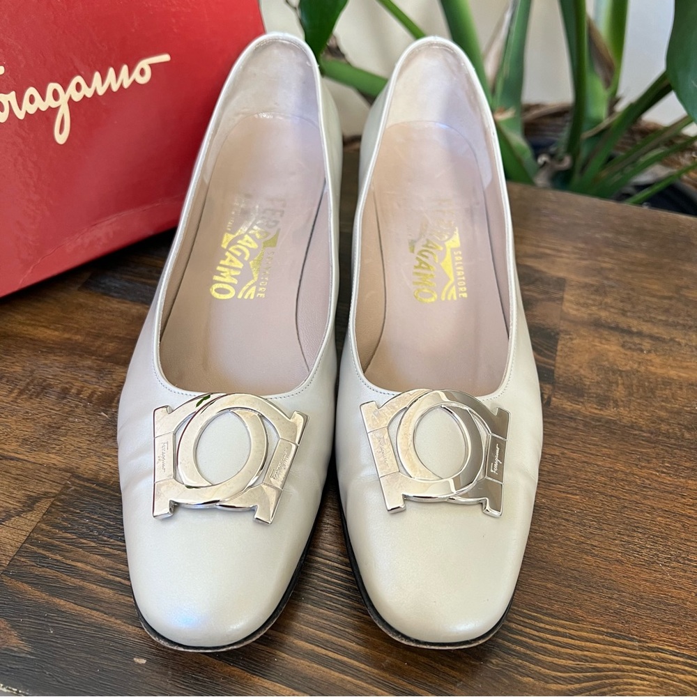 Salvatore Ferragamo Frienze Porcellana Calf Palomino Buckle Logo Pumps 8B